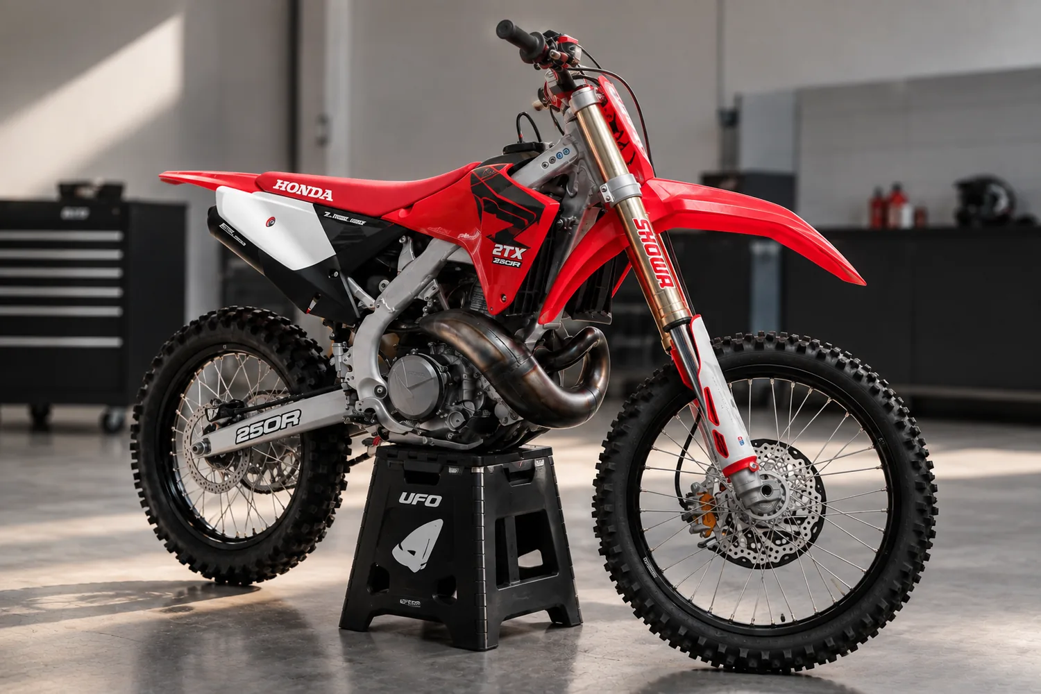 Honda CRF250R convertita a 2 tempi con kit 2TX, vista di tre quarti