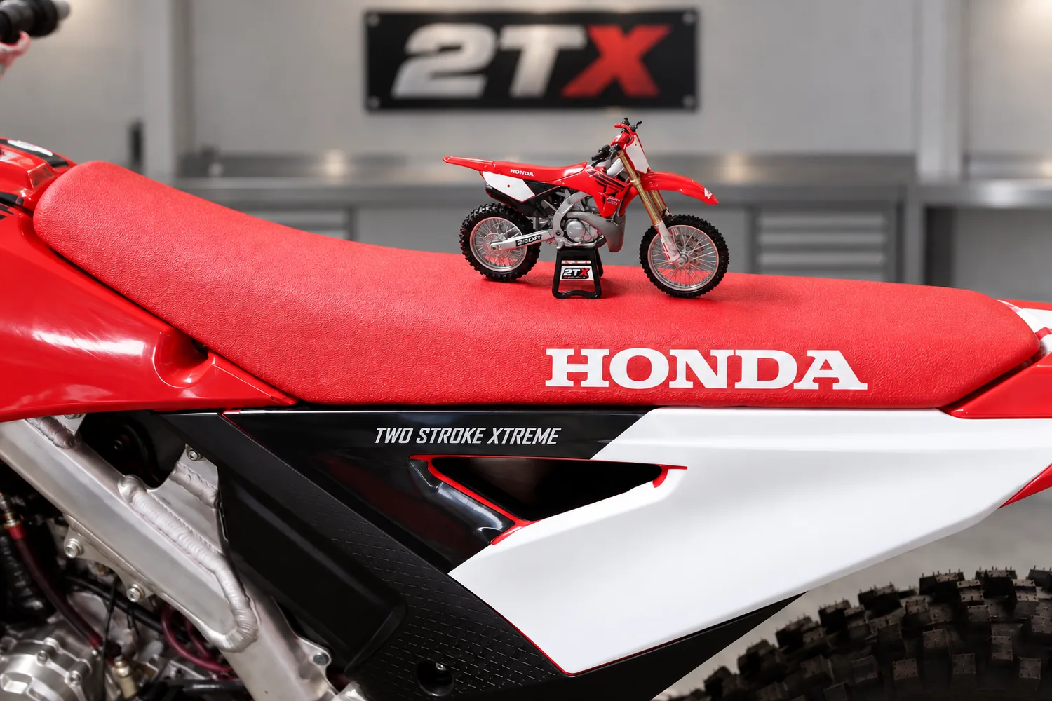 Modellino 2TX sulla sella della Honda CRF250R 2 tempi
